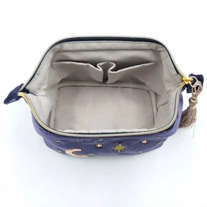Draufsicht der Samt-Kosmetiktasche mit Innentaschen und Mond-Stern-Stickerei