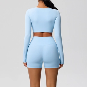 Achteraanzicht van lichtblauwe yogaset met lange mouwen en high waist shorts voor fitness