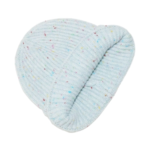 Détail du bonnet en maille bleu clair avec points multicolores et revers replié