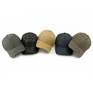 Cinco gorras de béisbol de camuflaje en gris, negro, azul marino, caqui y verde oliva