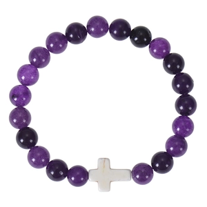 Vue détaillée d'un bracelet en perles de pierre violette de 8mm avec croix blanche
