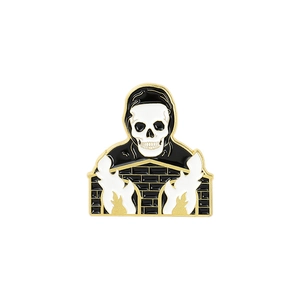 Detail der gotischen Emaille-Nadel mit Sensenmann, Totenkopf und goldenen Flammendetails
