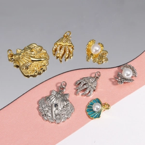 Vue détaillée de pendentifs marins en or et argent avec des perles et des strass