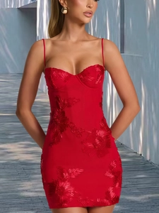 Robe courte rouge élégante avec broderie florale 3D et fines bretelles pour femme