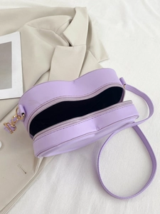 Dettaglio della borsa a tracolla a cuore lavanda che mostra l'interno e la zip fluida