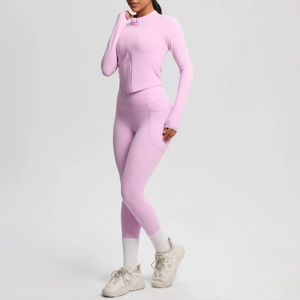 Détail de l'ensemble de yoga rose avec haut à manches longues zippé et leggings à poches