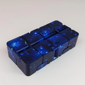 Macro dell'Infinity Cube con motivo cielo stellato blu su sfondo bianco pulito