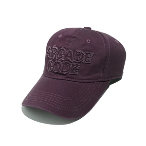 Dettaglio cappello baseball vintage in cotone con ricamo 3D arcade code