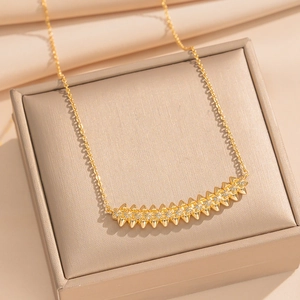 Collier en acier inoxydable plaqué or 18 carats avec pendentif à pointes en cristal
