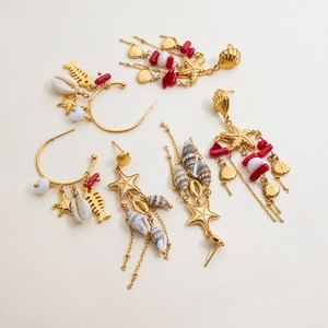 Orecchini marini boho dorati con perline di corallo rosso conchiglia e stelle