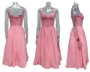 Vue détaillée de la robe en tulle rose avec des broderies anglaises délicates en coton