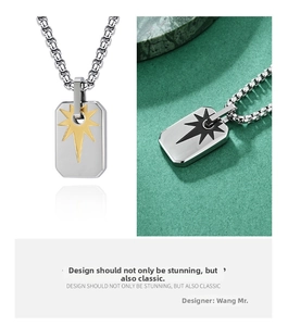 Dettaglio macro della collana con pendente quadrato esagramma e motivo a stella
