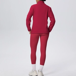 Vista posteriore di un set yoga rosso che mostra vestibilità aderente e linea atletica