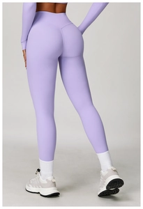 Vue détaillée du legging de yoga lavande avec taille haute et couture fessier