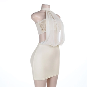 Detailansicht des aprikosenfarbenen Neckholder-Tops mit Spitzenstickerei und Bodycon-Rock