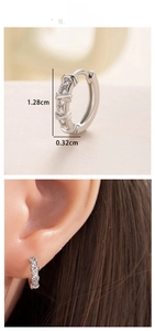 Vista dettagliata degli orecchini in zircone con misure 1,28 cm ed effetto indossato