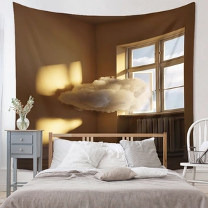 Détail d'une tapisserie nuage surréaliste suspendue dans une chambre moderne