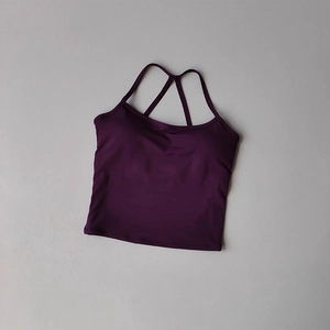 Détail du débardeur de yoga violet foncé avec bretelles croisées et tissu élastique