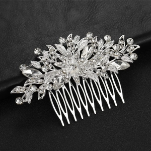 Dettaglio di un pettine per capelli da sposa in argento con fiori di cristallo