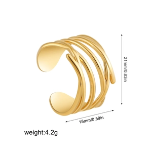 Detail van de afmetingen en het gewicht van 4,2g van deze goudkleurige gelaagde ear cuff