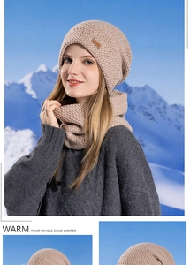 Texture de maille détaillée du bonnet d'hiver beige et du tour de cou avec doublure polaire