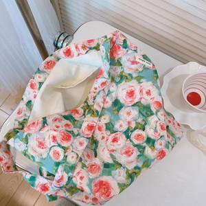 Borsa tote in tela stile pittura a olio con motivi di rose rosa su fondo verde chiaro
