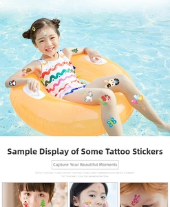 Fille à la piscine montrant des tatouages éphémères de licornes et papillons colorés