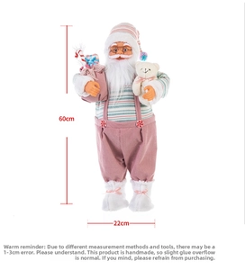 Dettaglio di Babbo Natale rosa in velluto a coste con orsetto e sacchetto di caramelle