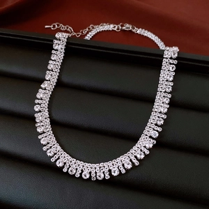 Dettaglio della collana con frange di strass argentati e cristalli pendenti su supporto nero