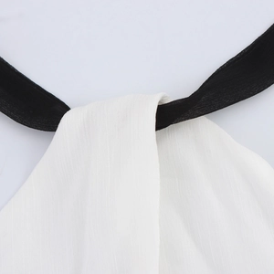 Robe dos nu élégante avec coutures contrastées et détails texturés sur tissu blanc