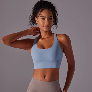 Dettaglio del reggiseno yoga spazzolato e leggings a vita alta indossati da una modella