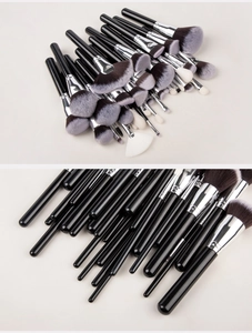Detailopname van een professionele 40-delige make-up borstelset met zilveren hulzen