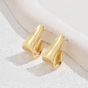 Boucles d'oreilles géométriques dorées en U avec finition satinée mate élégante