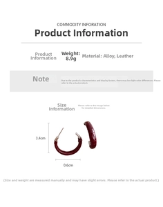 Détail de boucles d'oreilles en cuir bordeaux avec dimensions de 3,4 cm par 0,6 cm