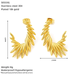 Détail des boucles d'oreilles ailes d'ange en acier doré 18 carats avec dimensions
