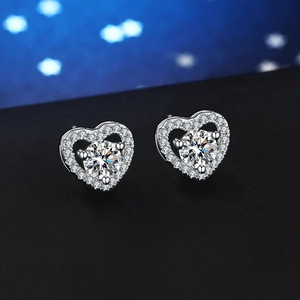 Elegante S925 Sterling Silber Herz Ohrstecker mit funkelndem Moissanit Cluster
