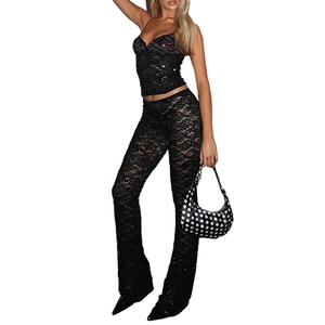 Conjunto de dos piezas de encaje negro para mujer con top corto y pantalones acampanados