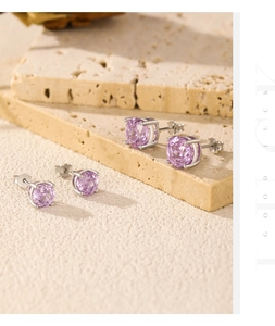 Macro de boucles d'oreilles en cristal violet taille rose sur pierre et griffes en argent