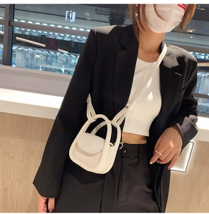 Mini sac bandoulière blanc sur mannequin montrant la taille compacte et la bandoulière