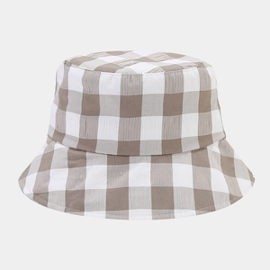 Détail du chapeau bob à carreaux avec texture seersucker respirante et motif brun