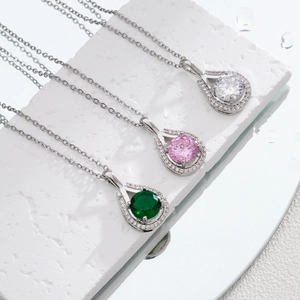 Colliers pendentifs gouttes avec zircons roses, verts et clairs en acier titane élégant