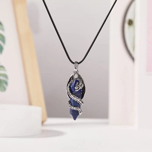 Pendentif dragon argenté avec cristal bleu et cordon noir pour homme style viking