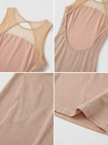 Détails d'une robe en mesh couleur chair avec strass scintillants et bouton au dos
