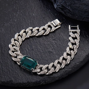 Dettaglio catena cubana hip hop con pietra verde taglio smeraldo e strass pavé