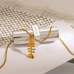 Collier minimaliste en acier inoxydable doré 18k avec pendentif arête de poisson