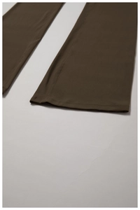 Vista de detalle del dobladillo con doble costura en pantalones de yoga marrones de punto