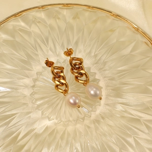 Detailed view of 18K gold plated Cuban chain earrings with baroque freshwater pearls