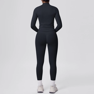 Vista posteriore di un set yoga nero con giacca a maniche lunghe e leggings aderenti