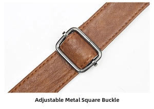 Détail d'une boucle carrée réglable en métal sur une bandoulière en cuir brun