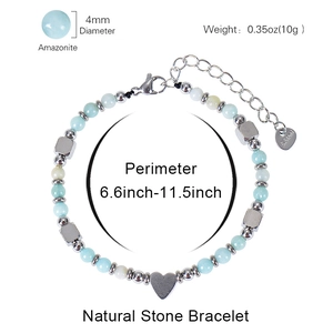 Bracelet en pierres naturelles amazonite 4mm avec pendentif cœur sur fond blanc